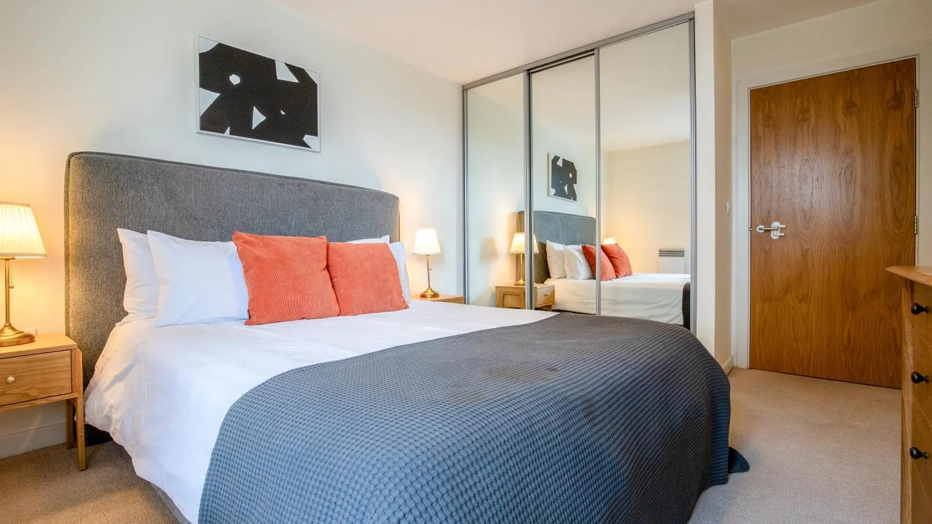 Londwell, City & Limehouse Balcony Flat - Skyline Views London Apartment